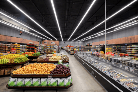 Supermercado com iluminação LED profissional